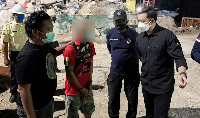 Salah seorang tersangka perusakan dan penjarahan di PT IMIP yang ditahan oleh Polres Morowali, Jumat (8/8/2025). (©Humas Polres Morowali)