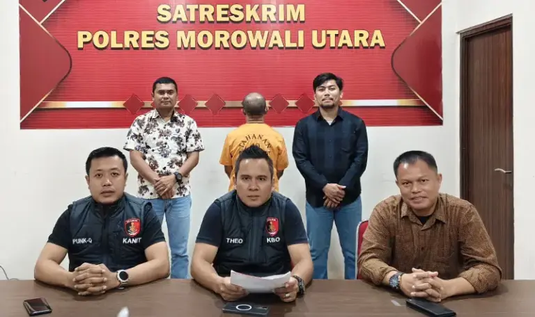 Tersangka M (tengah belakang) setelah ditangkap jajaran Polres Morut karena dugaan penggelapan dana ganti rugi tanah. (© Humas Polres Morut)