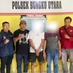 Dua tersangka kasus narkotika di Mapolsek Bungku Utara, Sabtu (23/8/2025). (©Humas Polres Morut)
