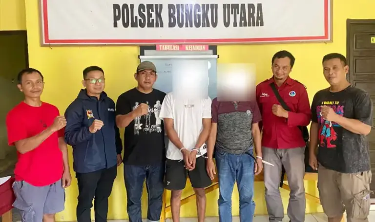 Dua tersangka kasus narkotika di Mapolsek Bungku Utara, Sabtu (23/8/2025). (©Humas Polres Morut)