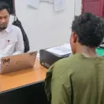 AL (kanan), pelaku penikaman imam saat shalat subuh diperiksa di Polres Morut, Senin (25/8/2025). (©Humas Polres Morut)