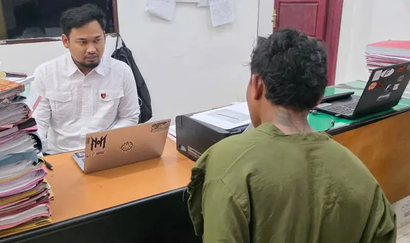 AL (kanan), pelaku penikaman imam saat shalat subuh diperiksa di Polres Morut, Senin (25/8/2025). (©Humas Polres Morut)