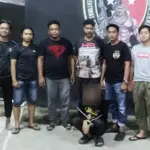AW (jongkok), tersangka kasus pencurian uang digerai Alfamidi di Ampibabo Utara, parigi Moutong di Mapolres Parigi Moutong, Selas a(12/8/2025). (©Humas Polres Parimo)