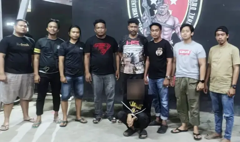 AW (jongkok), tersangka kasus pencurian uang digerai Alfamidi di Ampibabo Utara, parigi Moutong di Mapolres Parigi Moutong, Selas a(12/8/2025). (©Humas Polres Parimo)