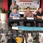 Wakapolres Parigi Moutong Kompol Romy Gafur (tengah) memberikan keterangan terkait penangkapan dua orang terduga penambang ilegal beserta mesin alkon, di mapolres Parimo, Selasa (26/8/2025). (©Humas Polres Parimo)