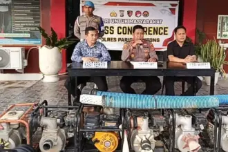Wakapolres Parigi Moutong Kompol Romy Gafur (tengah) memberikan keterangan terkait penangkapan dua orang terduga penambang ilegal beserta mesin alkon, di mapolres Parimo, Selasa (26/8/2025). (©Humas Polres Parimo)