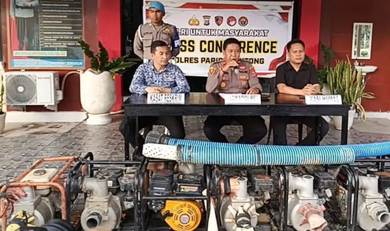 Wakapolres Parigi Moutong Kompol Romy Gafur (tengah) memberikan keterangan terkait penangkapan dua orang terduga penambang ilegal beserta mesin alkon, di mapolres Parimo, Selasa (26/8/2025). (©Humas Polres Parimo)