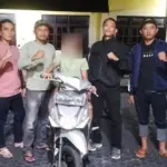 Tersangka UMR duduk di atas motor diduga hasil curiannya di Mapolsek Parigi, Sabtu (9/8/2025). (©Humas Polres parigi Moutong)