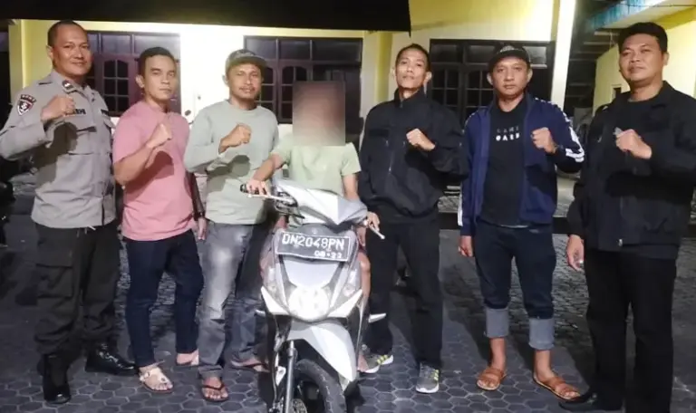Tersangka UMR duduk di atas motor diduga hasil curiannya di Mapolsek Parigi, Sabtu (9/8/2025). (©Humas Polres parigi Moutong)