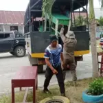 Persnel Polres Poso mengevakuasi peralatan sekolah SDN 1 Tangkura yang rusak akibat gempa, Senin (18/8/2025). (©Humas Polres Poso)