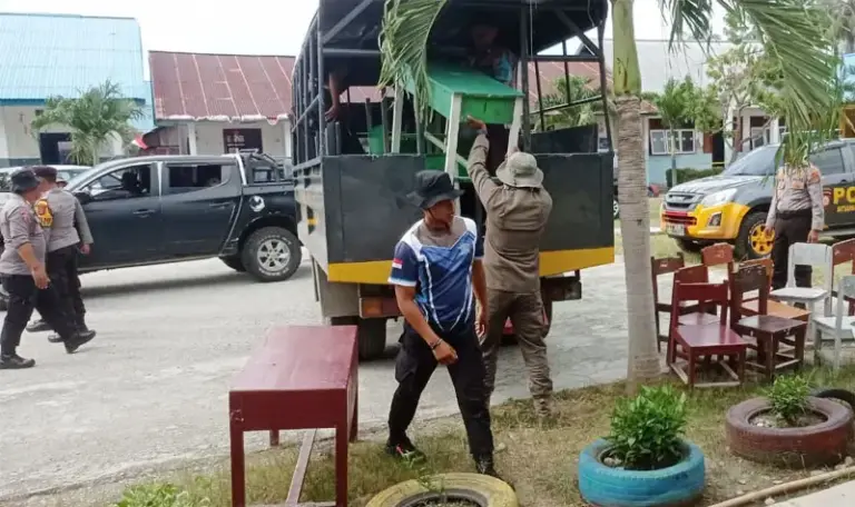 Persnel Polres Poso mengevakuasi peralatan sekolah SDN 1 Tangkura yang rusak akibat gempa, Senin (18/8/2025). (©Humas Polres Poso)