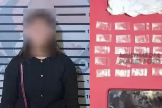 Perempuan SF beserta barang bukti sabu di Mapolres Poso, Kamis (15/8/2025). (©Humas Polres Poso)