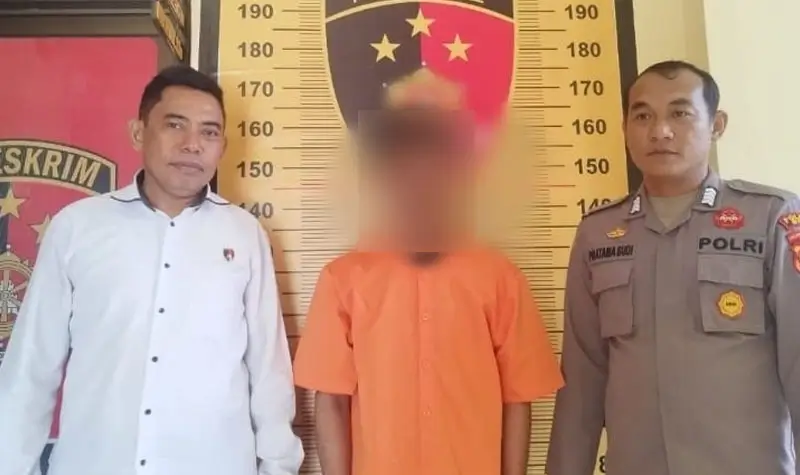 Tersangka MFA (30) diapit petugas setelah tertangkap diduba membobol rumah di Kelapa Mas Permai Kalukubula, Sigi, Jumat (8/8/2025). (©Humas Polres Sigi)