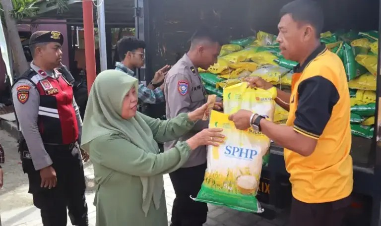 Warga membeli beras SPHP yang dijual pada GPM di Mapolsek Palu Barat, Jumat (8/8/2025). (© Humas Polresta Palu)