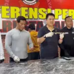 Petugas menunjukkan sebilah badik yang digunakan pelaku menghabisi korbannya diu Mapolresta Palu, Minggu (17/8/2025). (©Humas Polresta Palu)