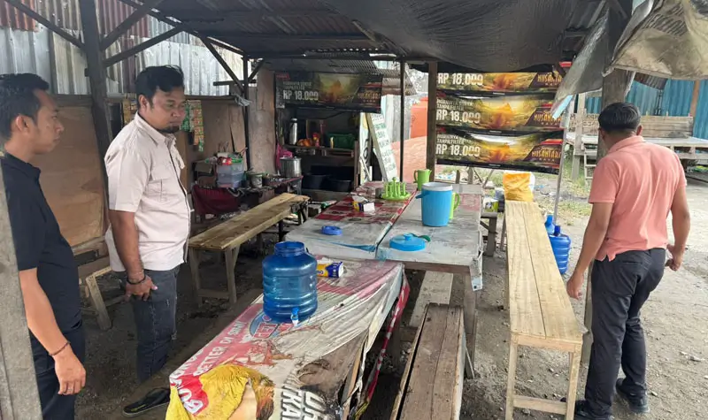 Petugas berada di lokasi kejadian pembakaran istri oleh suami di Kelurahan mamboro Barat, Rabu (6/8/2025). (©Humas Polresta Palu)