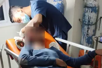MA, terduga jambret mendapat perawatan medis akibat luka di kepala saat ditangkap di Pemancingan Nunu, Palu, Rabu (27/8/2025). (©Humas Polresta Palu)