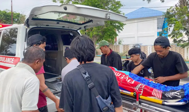 Warga mengevakuasi jenazah tukang parkir yang ditemukanmeninggal di depan sebuah kafe di Jalan Jabal Nur Palu, Kamis 38/8/2025). (©Humas Polresta Palu)