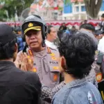 Kapolresta Palu, Kombes Pol Deny Abrahams berada di tengah para demsontran di depan Kanotr DPRD Sulteng, Senin (25/8/2025). (©Humas Polresta Palu)