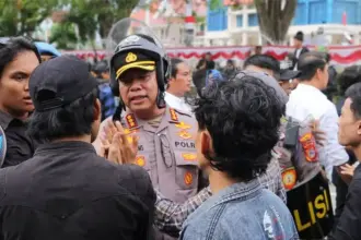 Kapolresta Palu, Kombes Pol Deny Abrahams berada di tengah para demsontran di depan Kanotr DPRD Sulteng, Senin (25/8/2025). (©Humas Polresta Palu)