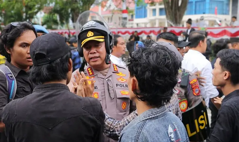 Kapolresta Palu, Kombes Pol Deny Abrahams berada di tengah para demsontran di depan Kanotr DPRD Sulteng, Senin (25/8/2025). (©Humas Polresta Palu)