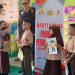 Penyerahan bantuan perlengkapan sekolah kepada anak korban gempa di Poso, Sabtu (30/8/2025). (©Humas Polda Sulteng)