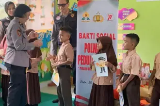 Penyerahan bantuan perlengkapan sekolah kepada anak korban gempa di Poso, Sabtu (30/8/2025). (©Humas Polda Sulteng)