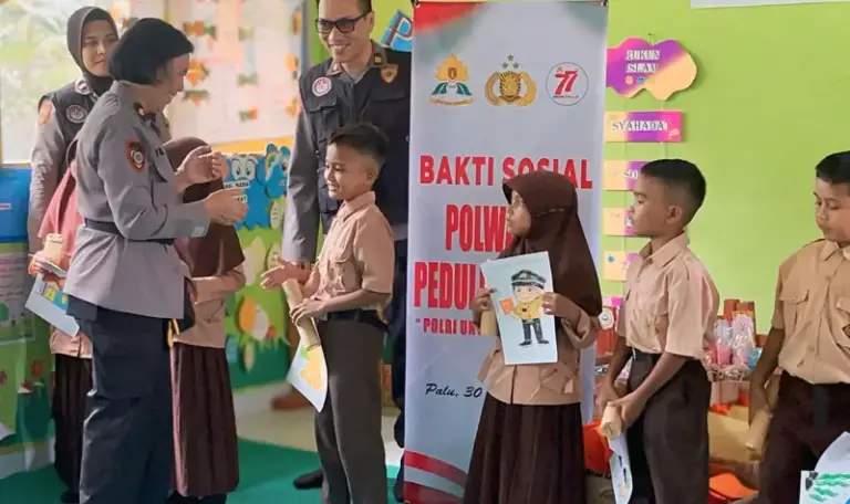 Penyerahan bantuan perlengkapan sekolah kepada anak korban gempa di Poso, Sabtu (30/8/2025). (©Humas Polda Sulteng)