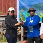 Perwakilan dari Yayasan KEHATI mmenyerahkan secara simbolis bibit pohon kepada kepada pewakilan masyrakat untuk ditanam di area rehabilitasi di Donggala, Minggu (27/7/2025). (@Yayana Bonebula)