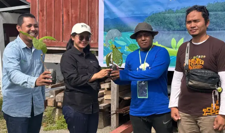 Perwakilan dari Yayasan KEHATI mmenyerahkan secara simbolis bibit pohon kepada kepada pewakilan masyrakat untuk ditanam di area rehabilitasi di Donggala, Minggu (27/7/2025). (@Yayana Bonebula)