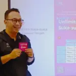 Division Head Product & ARPU Management Smartfren XLSMART, Astiyanto Tri Muktiwibowo menjelaskan berbagai jenis produk unggulan smartfren yang bisa bersaing dengan produk telekomunikasi lainnya (Sabtu, 23/8/2025) di Palu.(©XLSMART)
