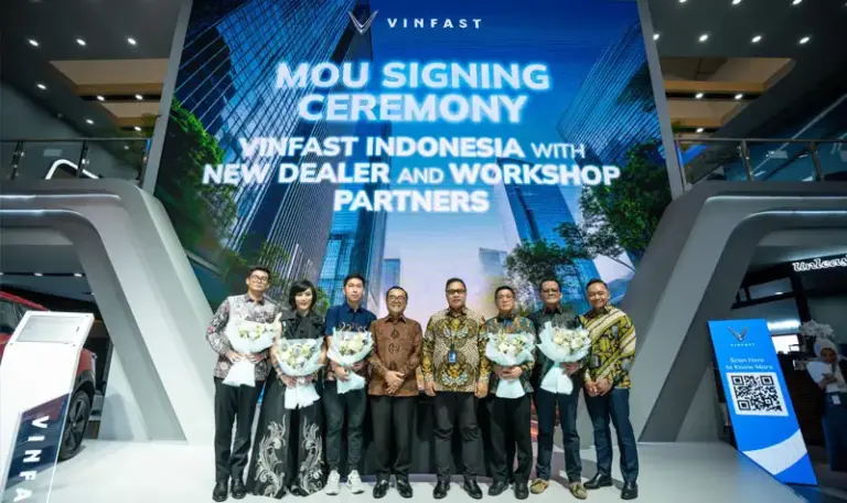 VinFast bersama sejumlah mitra dealer. (©VinFast)
