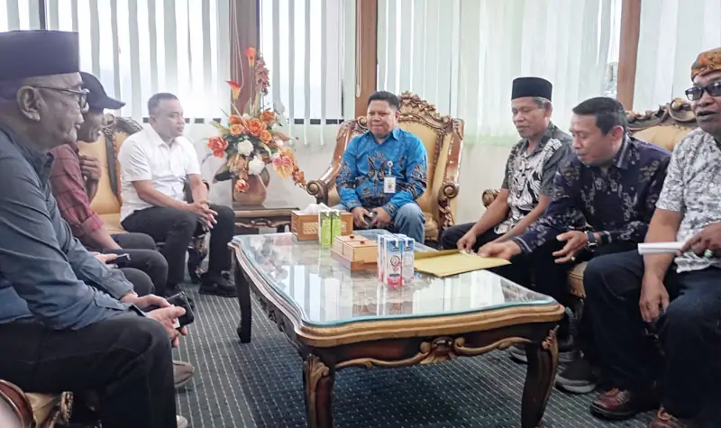 Sejumlah tokoh Poboya diterima Wali Kota Palu di ruang kerjanya, Jumat (22/8/2025). (©beritasulteng.id)