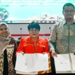Kepala Bappeda Sulteng Christina Sandra Tobondo (tengah) bersama Climate Action Senior Lead World Resources Institute (WRI) Indonesia Wira Swadana (kanan) disaksikan Sekretaris LCDI Bappenas RI Novia Mustikasari (kiri) menunjukkan naskah kerjasama di kantor Bappeda Sulteng di Palu, Sulawesi Tengah, Jumat (22/8/2025). (©bmzIMAGES/basri marzuki)