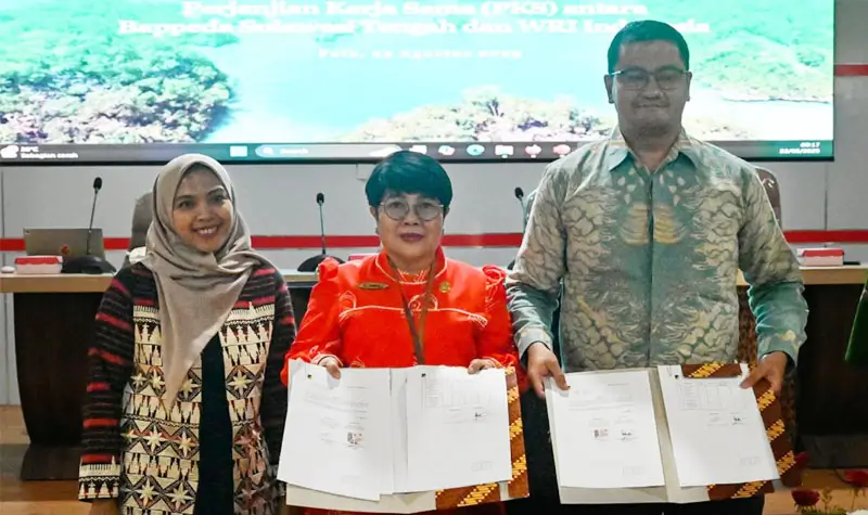 Kepala Bappeda Sulteng Christina Sandra Tobondo (tengah) bersama Climate Action Senior Lead World Resources Institute (WRI) Indonesia Wira Swadana (kanan) disaksikan Sekretaris LCDI Bappenas RI Novia Mustikasari (kiri) menunjukkan naskah kerjasama di kantor Bappeda Sulteng di Palu, Sulawesi Tengah, Jumat (22/8/2025). (©bmzIMAGES/basri marzuki)