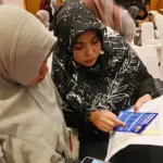 Sejumlah pelaku UMKM memperhatikan brosur kredit usaha pada Diseminasi Pembiayaan UMKM yang digelar BI Sutleng di Palu, Senin (22/9/2025). (©bmzIMAGES/basri marzuki)