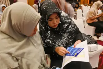 Sejumlah pelaku UMKM memperhatikan brosur kredit usaha pada Diseminasi Pembiayaan UMKM yang digelar BI Sutleng di Palu, Senin (22/9/2025). (©bmzIMAGES/basri marzuki)