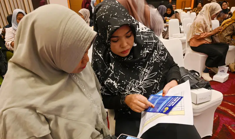 Sejumlah pelaku UMKM memperhatikan brosur kredit usaha pada Diseminasi Pembiayaan UMKM yang digelar BI Sutleng di Palu, Senin (22/9/2025). (©bmzIMAGES/basri marzuki)
