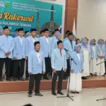 Ketua Umum DPP BKPRMI Nanang Mubarok membacakan naskah pelantikan Pengurus Wilayah BKPRMI Provinsi Sulawesi Tengah masa bakti 2025-2030 di Gedung Pogombo, Sabtu (13/9/2025). (©Humas Pemprov Sulteng))