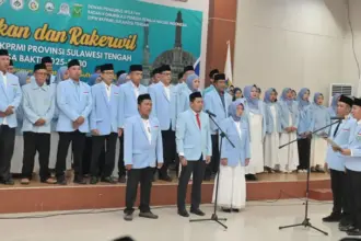 Ketua Umum DPP BKPRMI Nanang Mubarok membacakan naskah pelantikan Pengurus Wilayah BKPRMI Provinsi Sulawesi Tengah masa bakti 2025-2030 di Gedung Pogombo, Sabtu (13/9/2025). (©Humas Pemprov Sulteng))