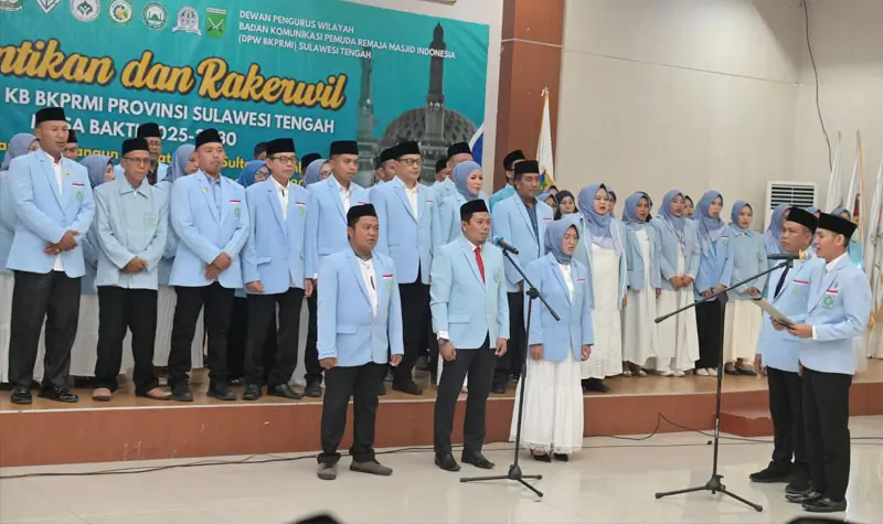 Ketua Umum DPP BKPRMI Nanang Mubarok membacakan naskah pelantikan Pengurus Wilayah BKPRMI Provinsi Sulawesi Tengah masa bakti 2025-2030 di Gedung Pogombo, Sabtu (13/9/2025). (©Humas Pemprov Sulteng))