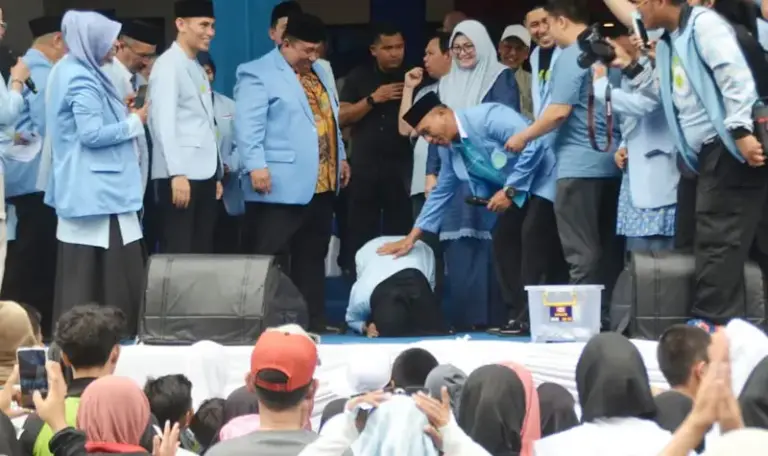 Salah seorang guru mengaji melakukan sujud syukur saat dinyatakan mendapatkan hadiah umroh pada puncak Milad BKPRMI di Palu, Minggu (14/9/2025). (©BKPRMI/Imron)