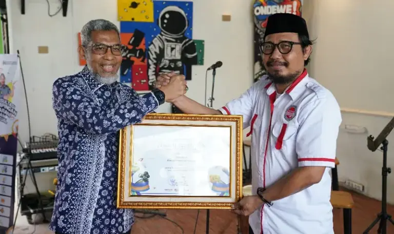 Direktur Jenderal Kekayaan Intelektual Kemenkum, Razilu menyerahkan sertfikat KBKI kepada Ketua DPD PAPPRI, Umariadi Tangkilisan di Palu, Jumat (27/9/2025). (©Kemenkum Sulteng)