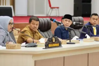 Wakil Ketua I DPRD Sulteng, Aristan (kedua kanan) memimpin RDPterkait PETI di Kabupaten Parigi Moutong, Senin (29/9/2025). (© Agil Alanstin)