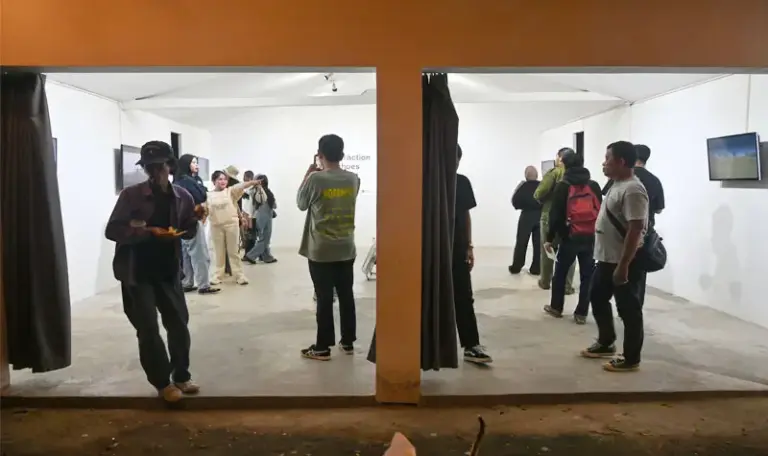 Sejumlah pengunjung memperhatikan sejumlah video art lintas negara yang dipamerkan di Palu, Sulawesi Tengah, Sabtu (13/9/2025). (©bmzIMAGES/basri marzuki)