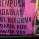 Pengunjukrasa membawa pamplet pada unjukrasa memperingati Hari Tanisonal di gepan kantor Gubernur Sulteng, Selasa (24/9/2025). (©bmzIMAGES/basri marzuki)