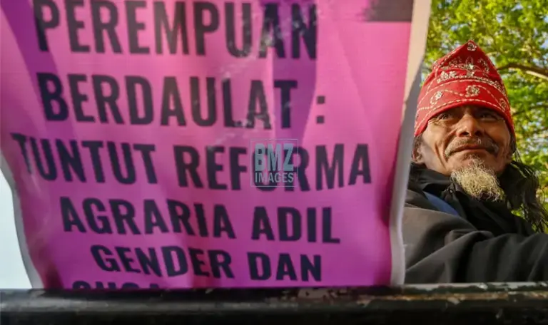 Pengunjukrasa membawa pamplet pada unjukrasa memperingati Hari Tanisonal di gepan kantor Gubernur Sulteng, Selasa (24/9/2025). (©bmzIMAGES/basri marzuki)