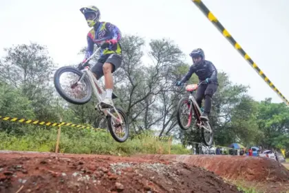 Sejumlah peserta melakukan jumping pada Porkot Palu VI 2025 di Hutan Kota Palu, Sabtu (6/9/2025). (©ISSI Kota Palu)