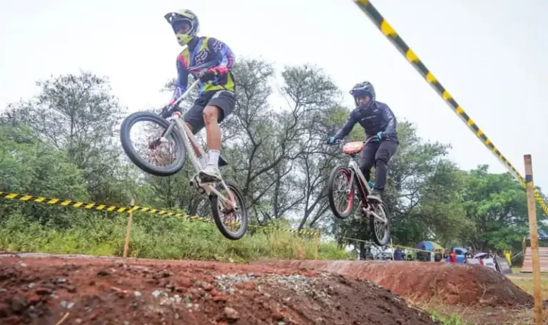 Sejumlah peserta melakukan jumping pada Porkot Palu VI 2025 di Hutan Kota Palu, Sabtu (6/9/2025). (©ISSI Kota Palu)