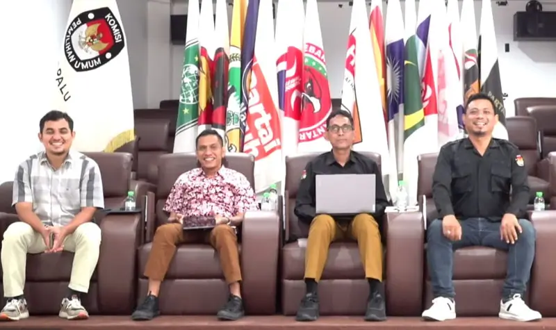 Ketua KPU Palu, Idrus (kedua kanan) bersama sejumlah komisioner lainnya pada Raker Pemutakhiran Data Kepengurusan dan Keanggotaan Partai Politik di Palu, Jumat (5/9/2025)) ©Humas KPU Palu)
